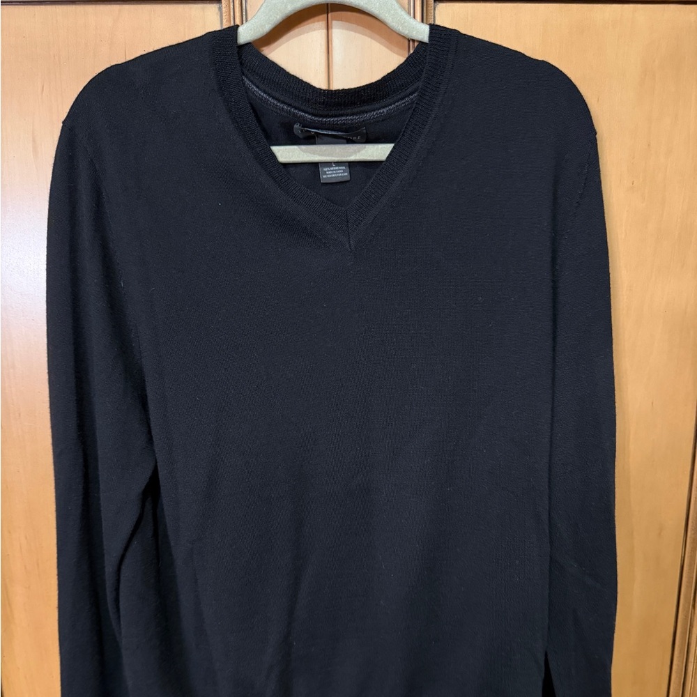 Bloomingdale's Men's Dark V-Neck Sweater